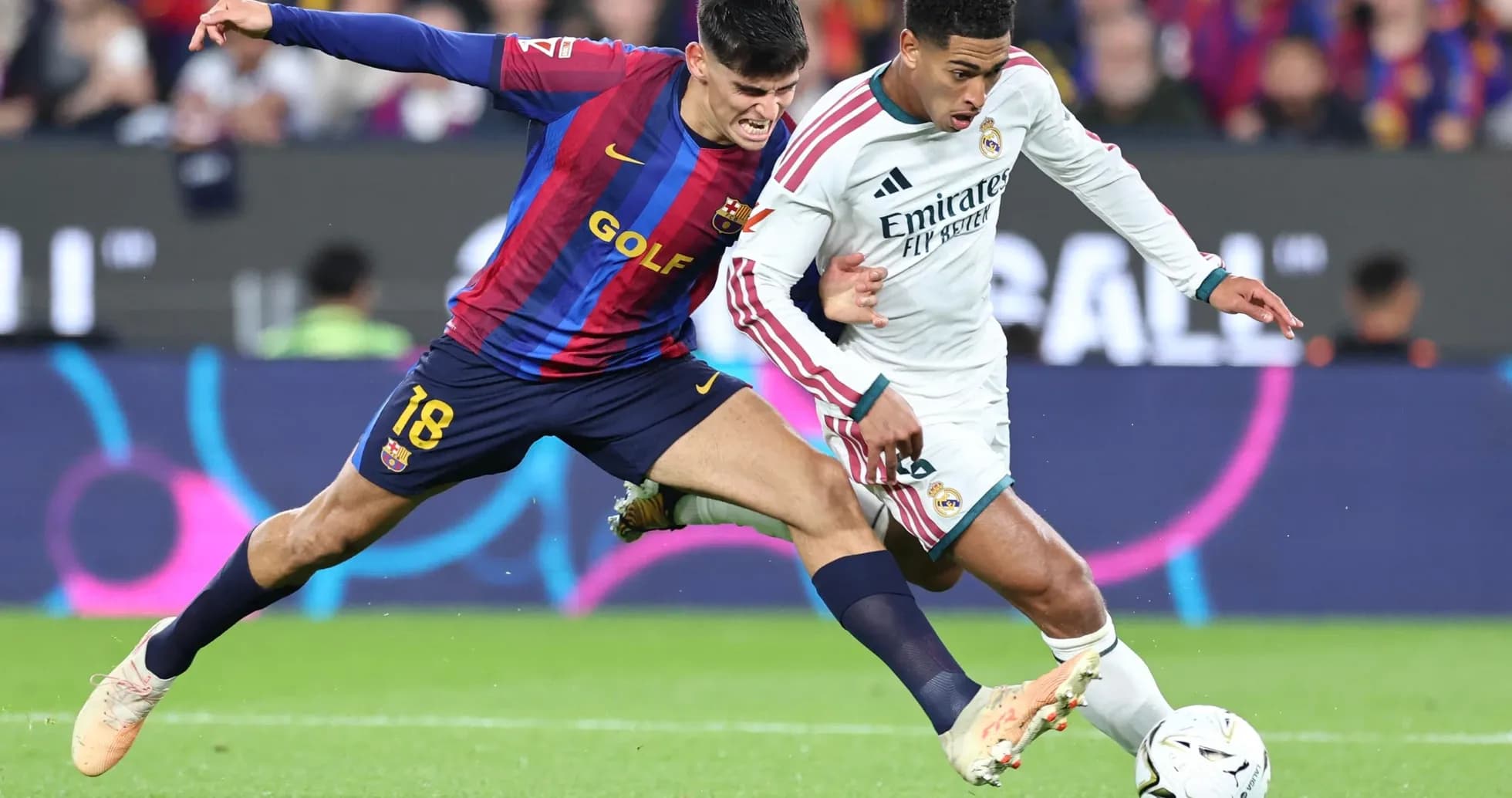 Jugador de Barcelona y Real Madrid en acción
