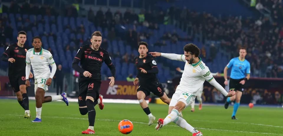 Jugador de AS Roma en acción contra Torino