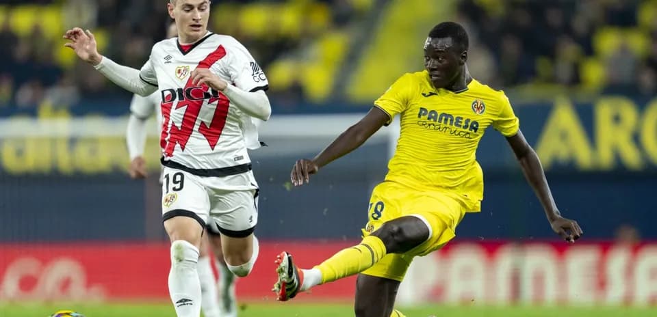 Dos jugadores compitiendo por el balón en La Liga