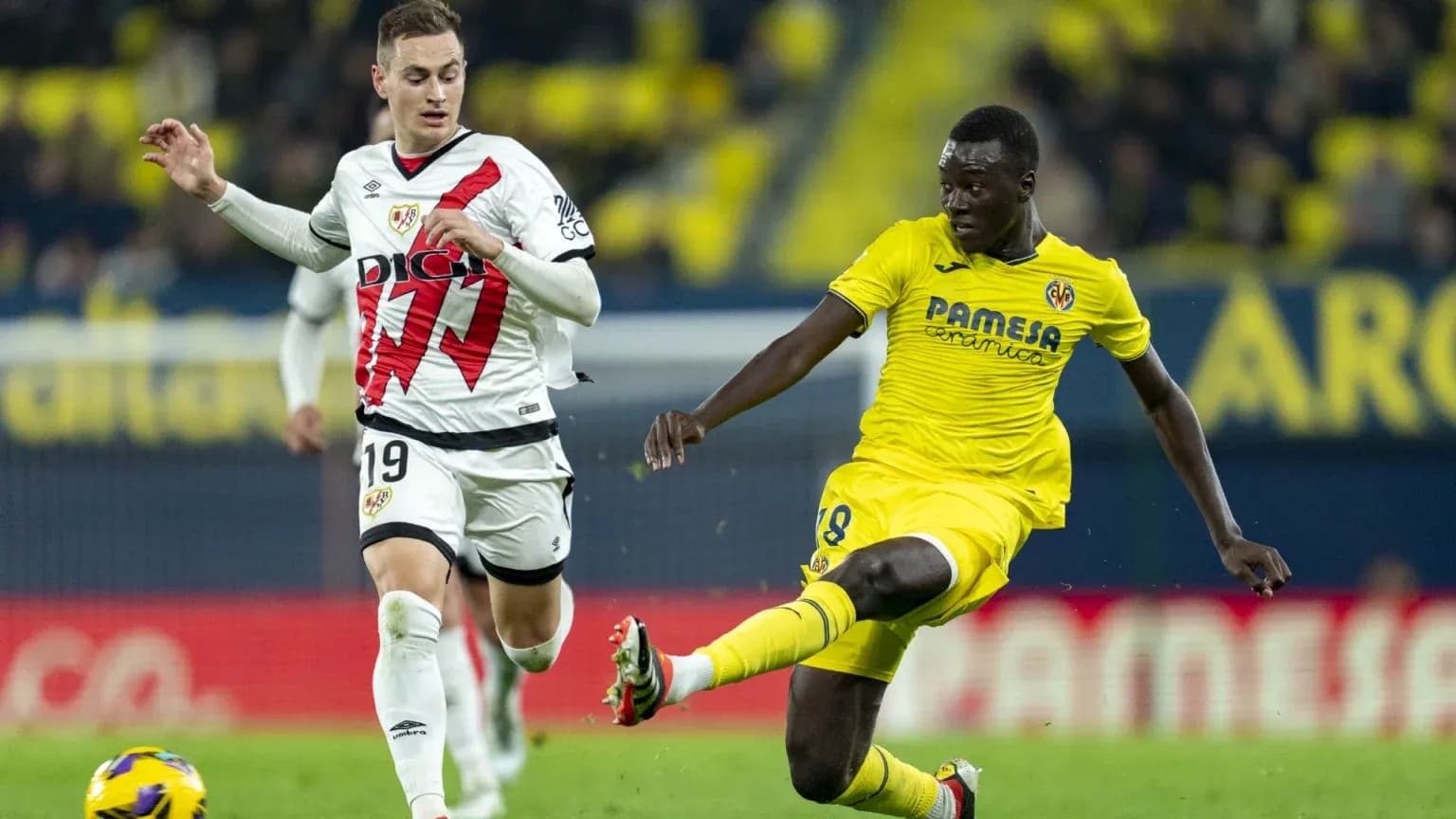 Dos jugadores compitiendo por el balón en La Liga