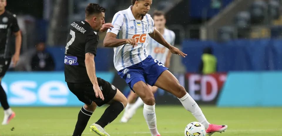 Jugadores de Dynamo Kyiv y PAOK en acción