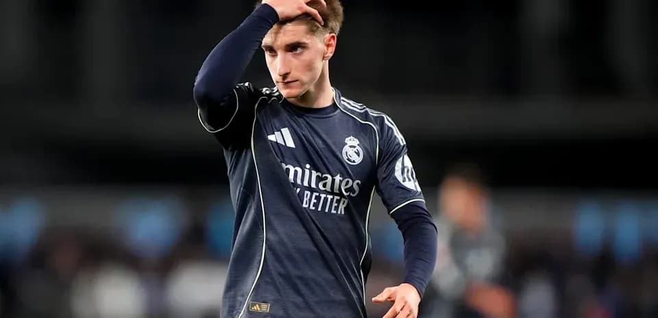 Jugador de Real Madrid tocándose la cabeza en el campo