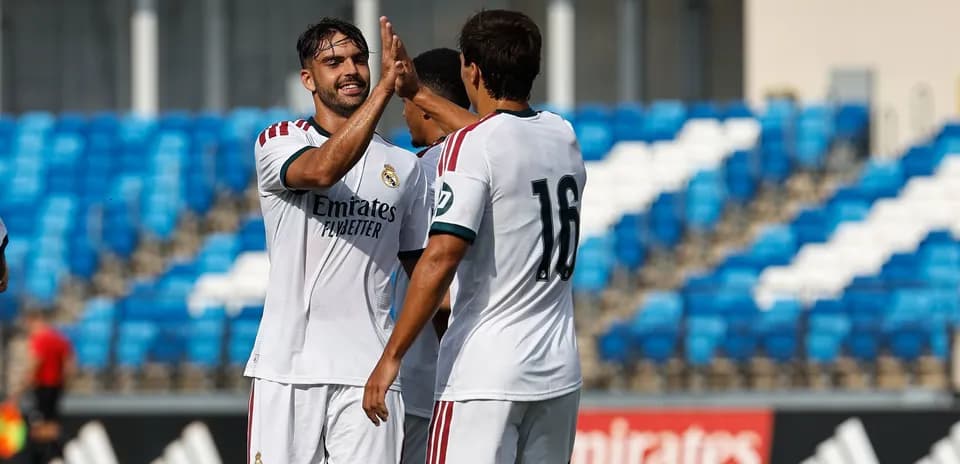 Jugadores de Real Madrid celebrando en el campo