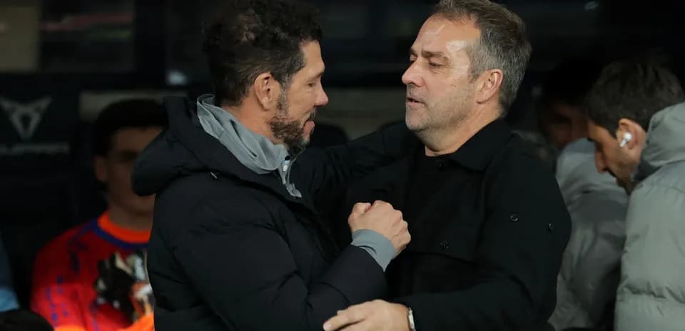 Entrenadores saludándose antes del partido
