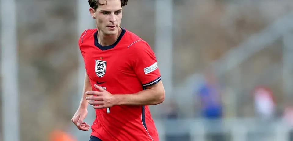 Jugador de Inglaterra corriendo durante un partido