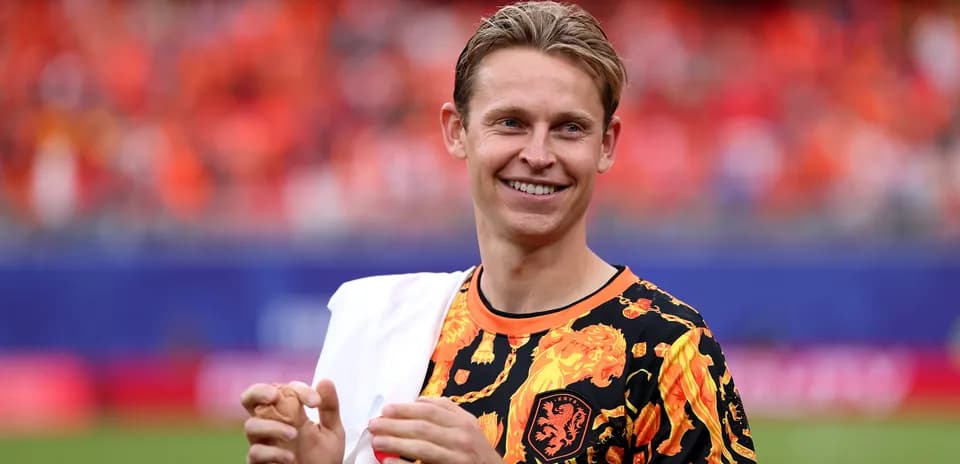 Jugador con camiseta colorida en el campo de fútbol