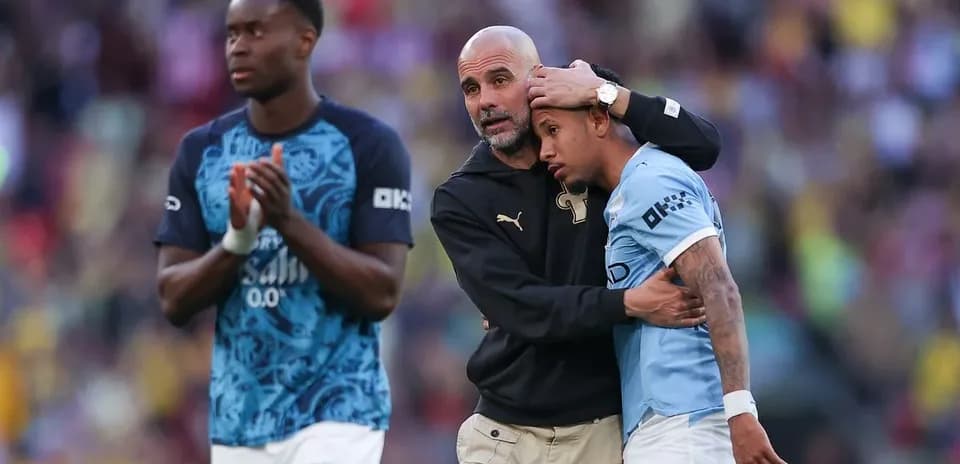 Entrenador hablando con jugador tras el partido