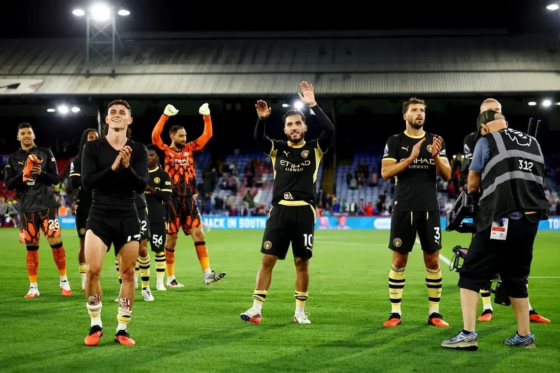 Jugadores de Manchester City aplaudiendo a la afición