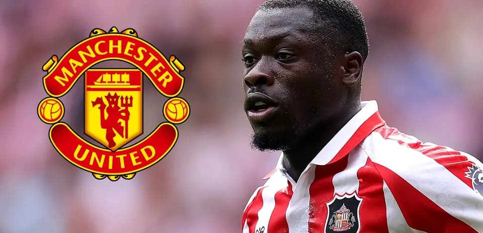 Jugador de Sunderland con camiseta rayada en acción