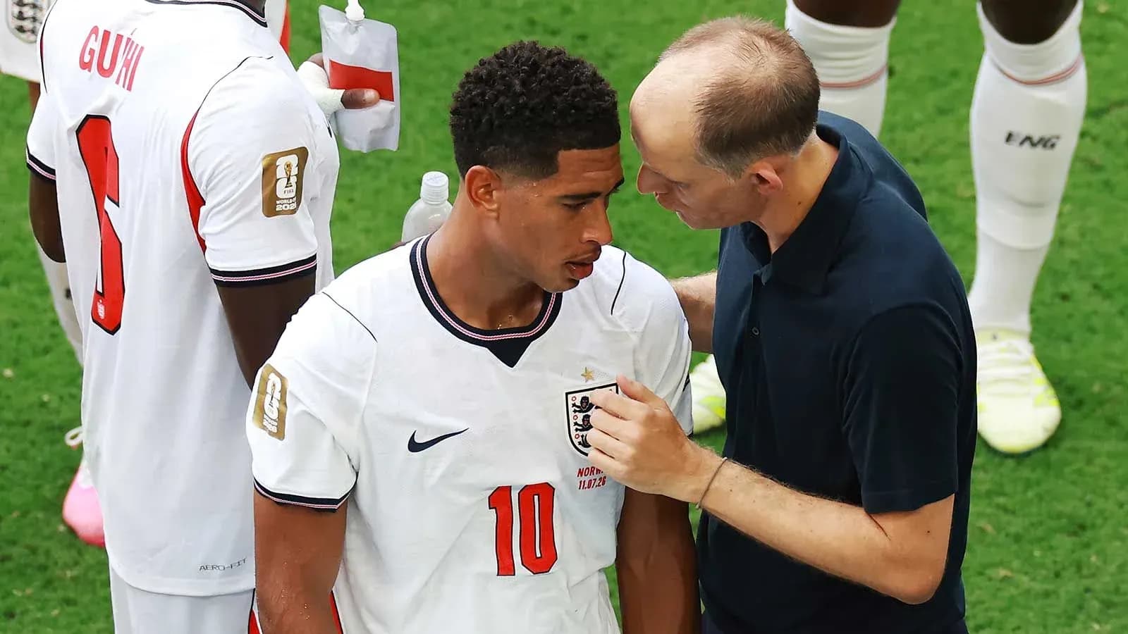 Jugador de Inglaterra recibiendo instrucciones del entrenador