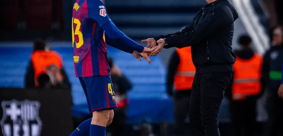 Jugador de Barcelona saludando al entrenador en el banquillo