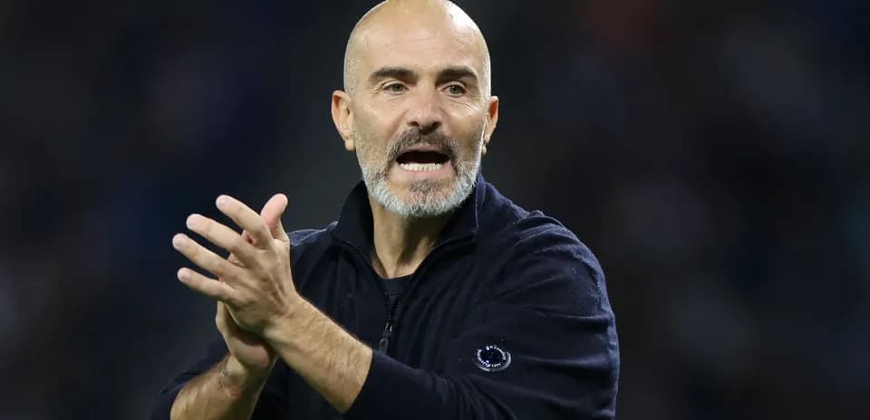 Entrenador animando al equipo durante el partido