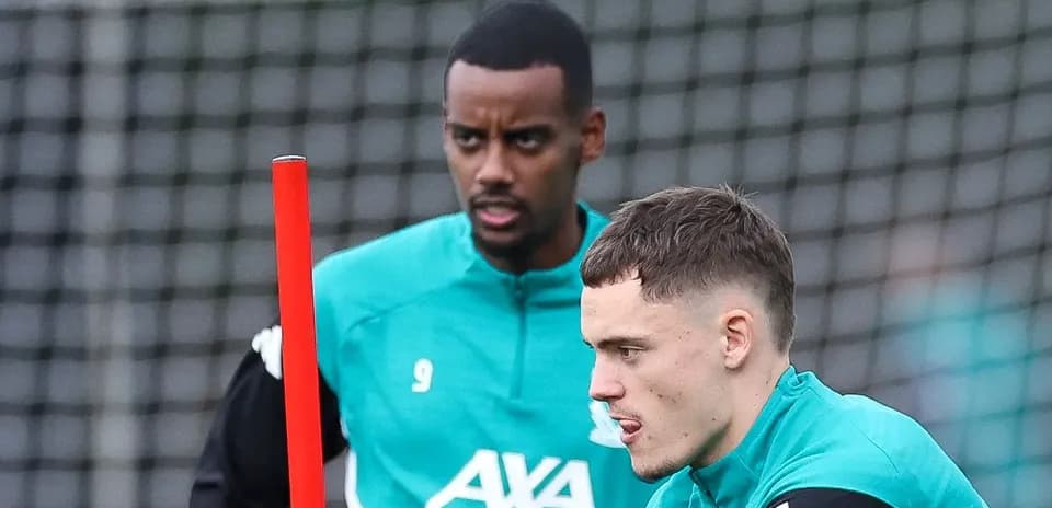 Jugadores en sesión de entrenamiento con equipo de fútbol