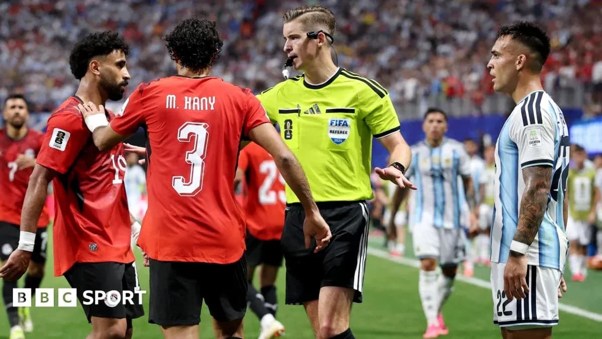 Jugadores y árbitro discutiendo durante el partido