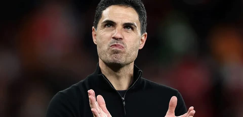Entrenador aplaudiendo durante el partido