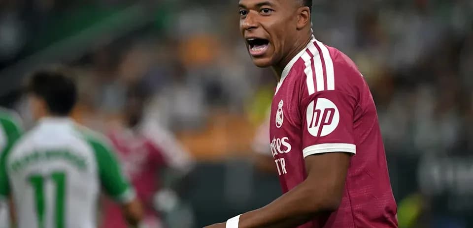 Kylian Mbappé celebrando durante un partido de fútbol