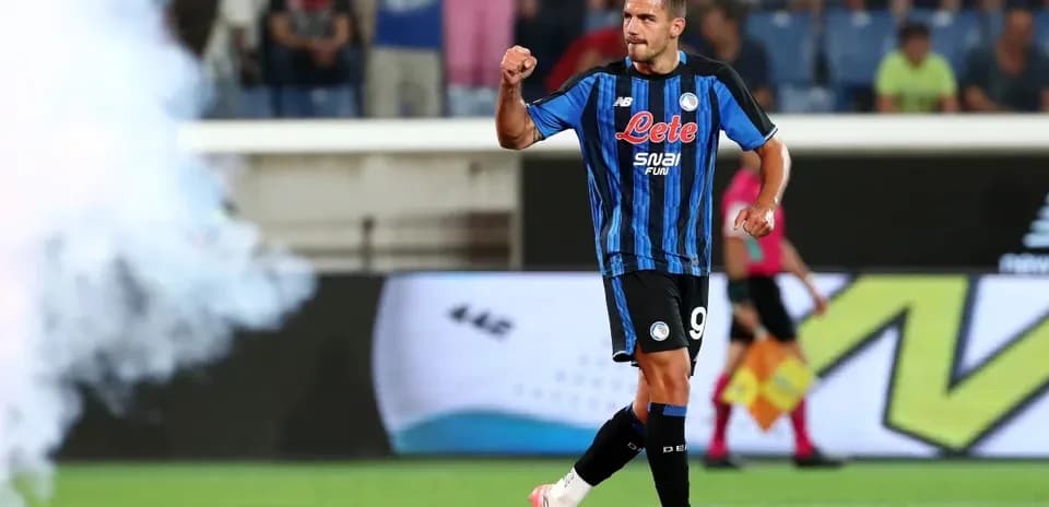 Jugador de Atalanta celebra un gol