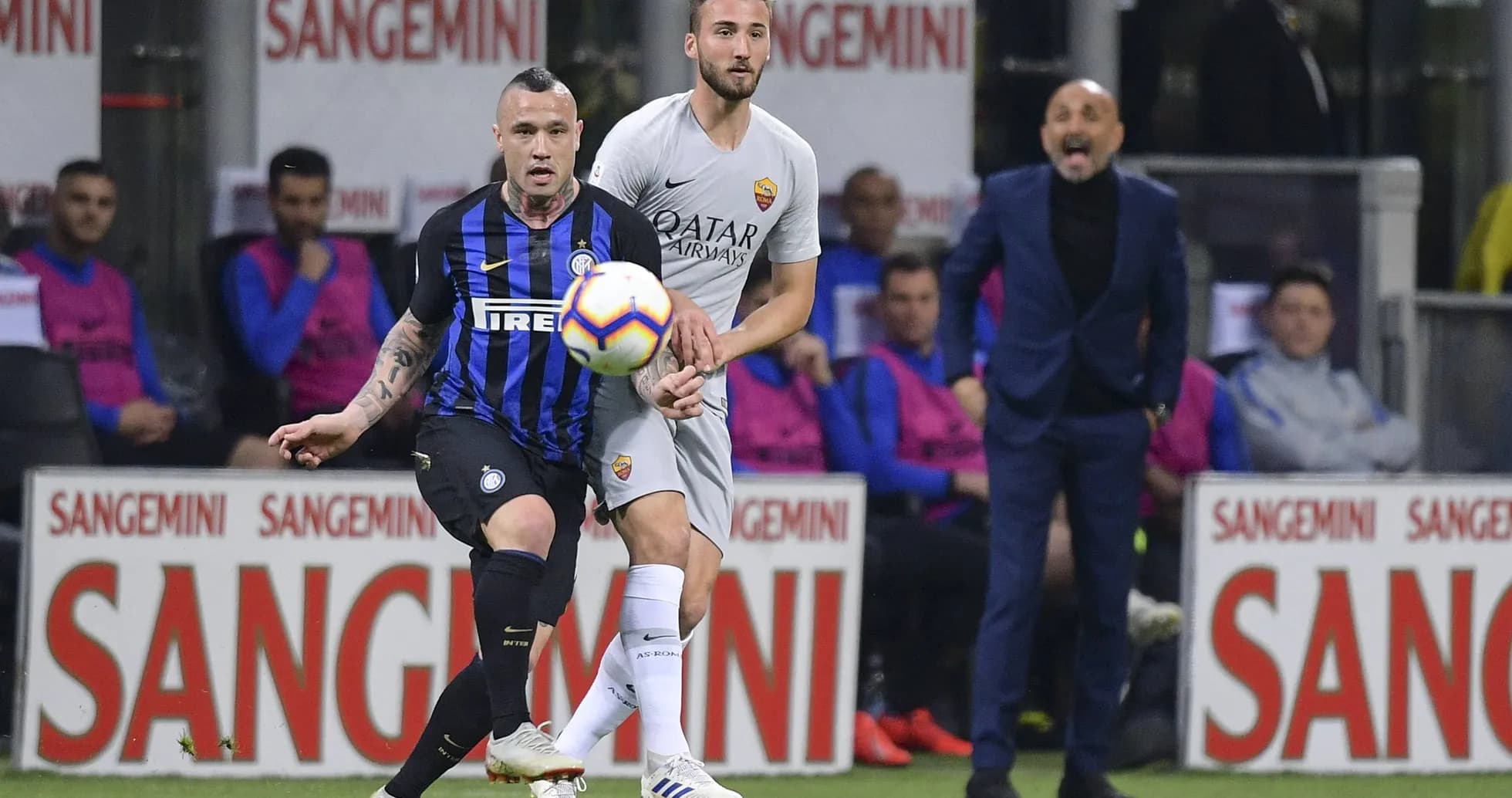 Jugadores de Inter y Roma disputando el balón