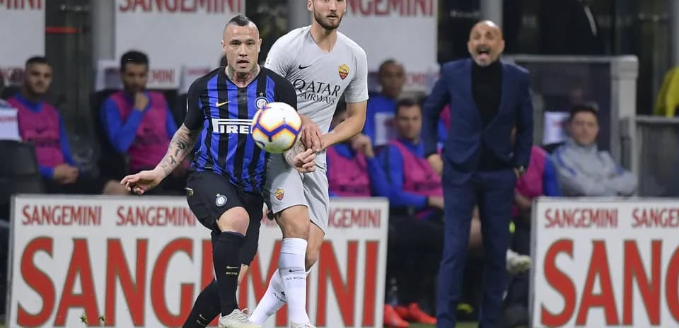 Jugadores de Inter y Roma disputando el balón