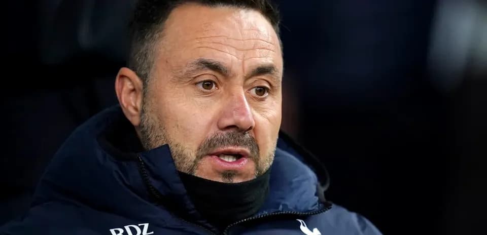 Entrenador de Tottenham en el banquillo durante el partido