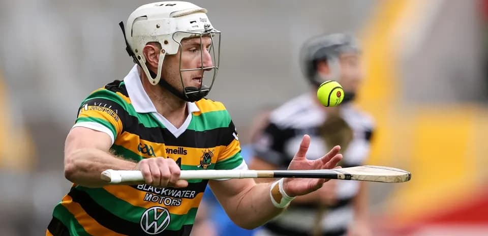 Jugador de hurling intentando atrapar la bola