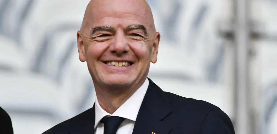 Persona sonriendo en un evento deportivo