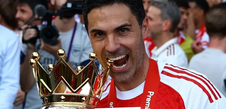 Entrenador celebrando con trofeo de Premier League