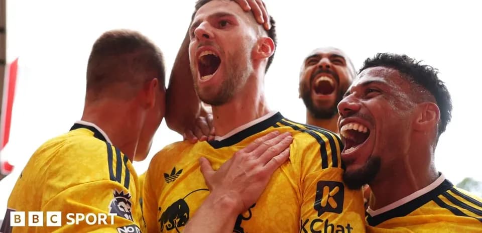 Jugadores celebrando un gol con entusiasmo