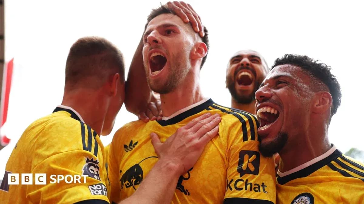 Jugadores celebrando un gol con entusiasmo