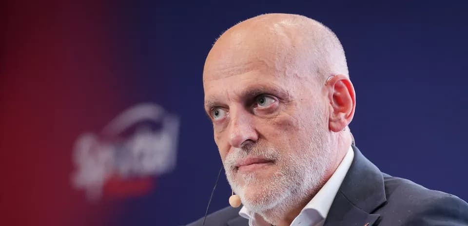 Hombre en conferencia con micrófono en la oreja