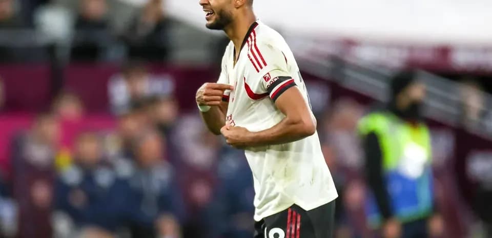 Jugador de fútbol mostrando frustración durante el partido