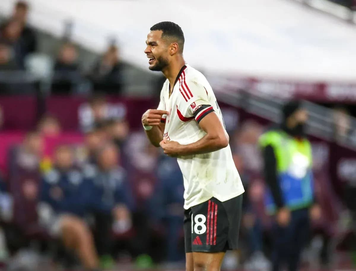 Jugador de fútbol mostrando frustración durante el partido