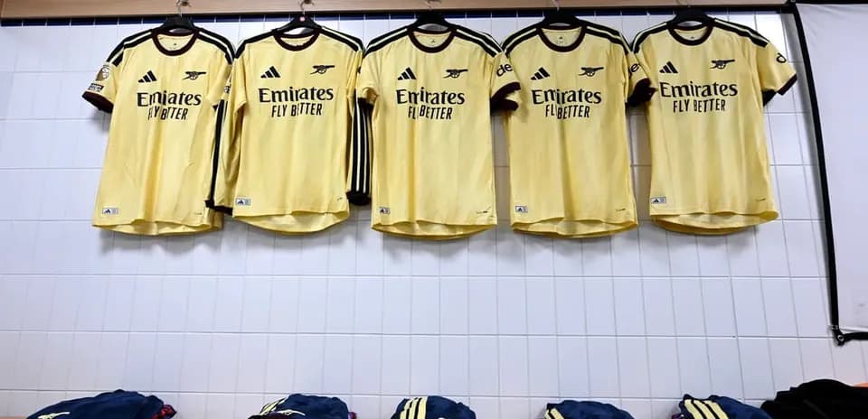 Camisas amarillas de Arsenal colgadas en vestuario
