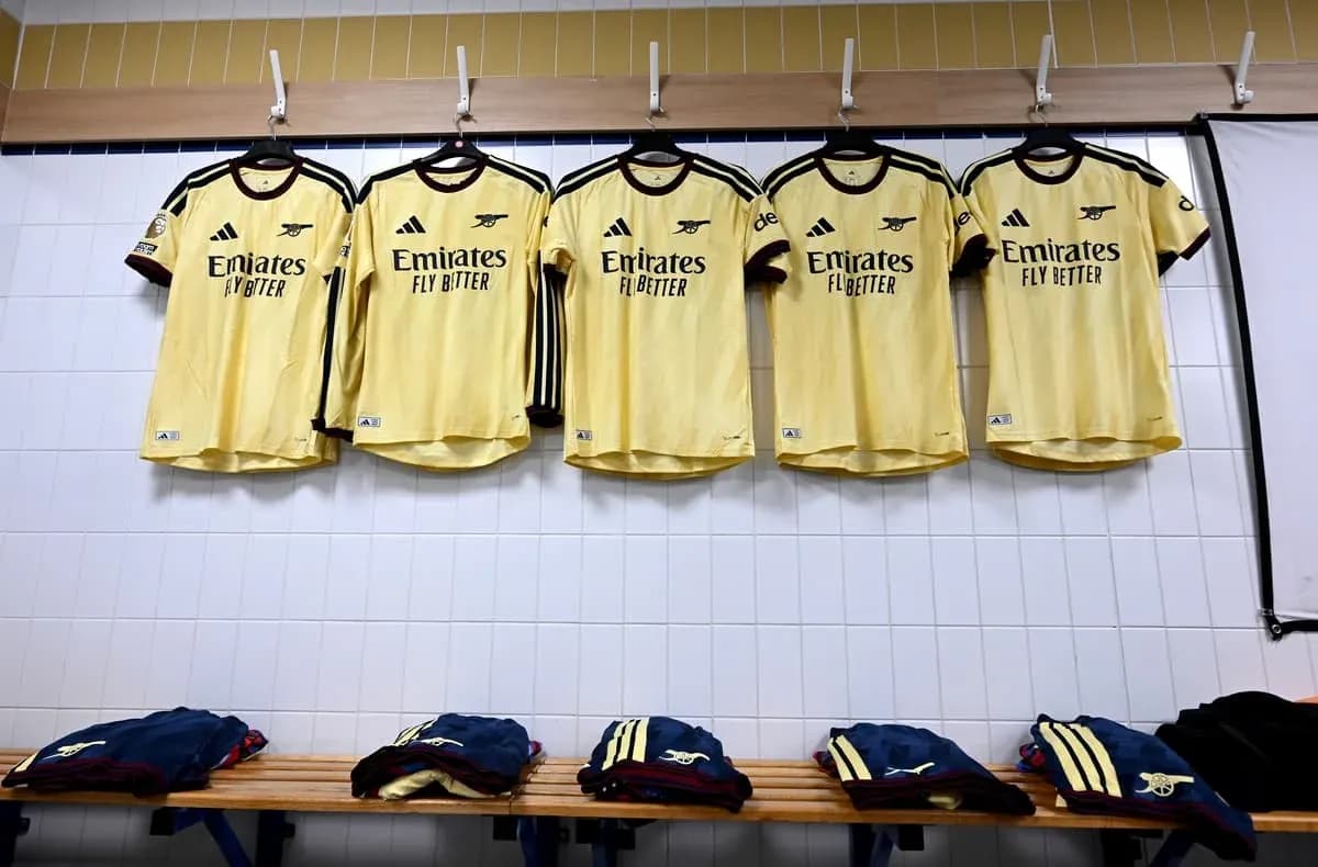 Camisas amarillas de Arsenal colgadas en vestuario