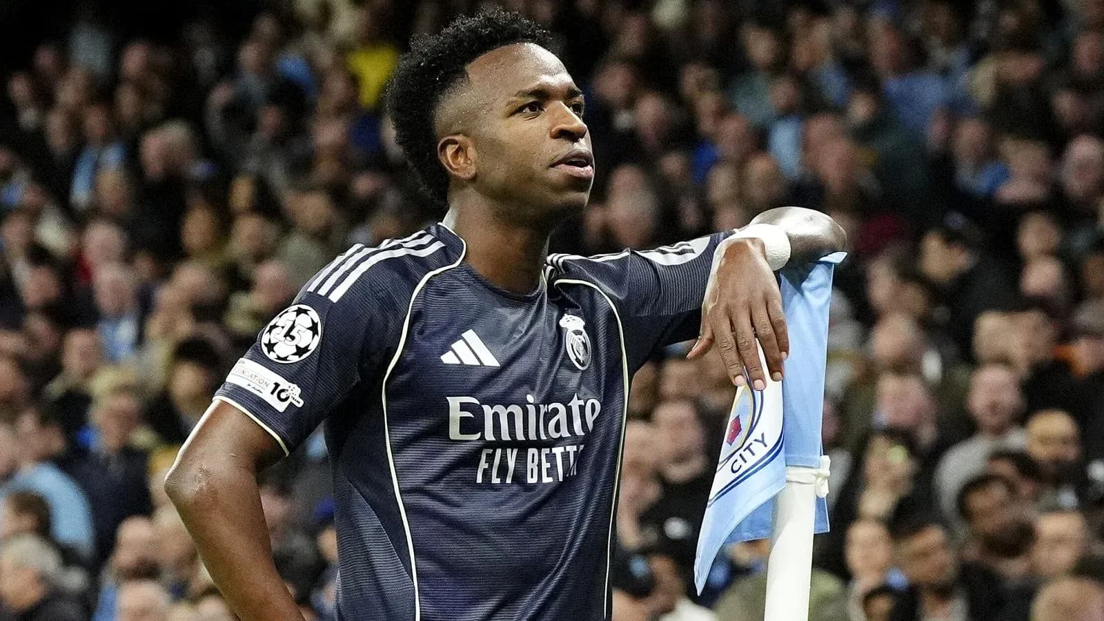 Jugador de Real Madrid apoyado en esquina del campo