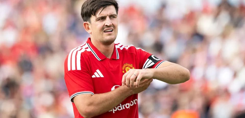 Jugador de Manchester United revisando su muñeca durante el partido