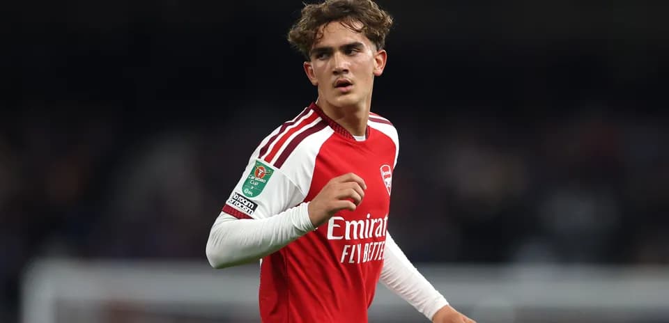 Jugador de Arsenal en acción durante el partido