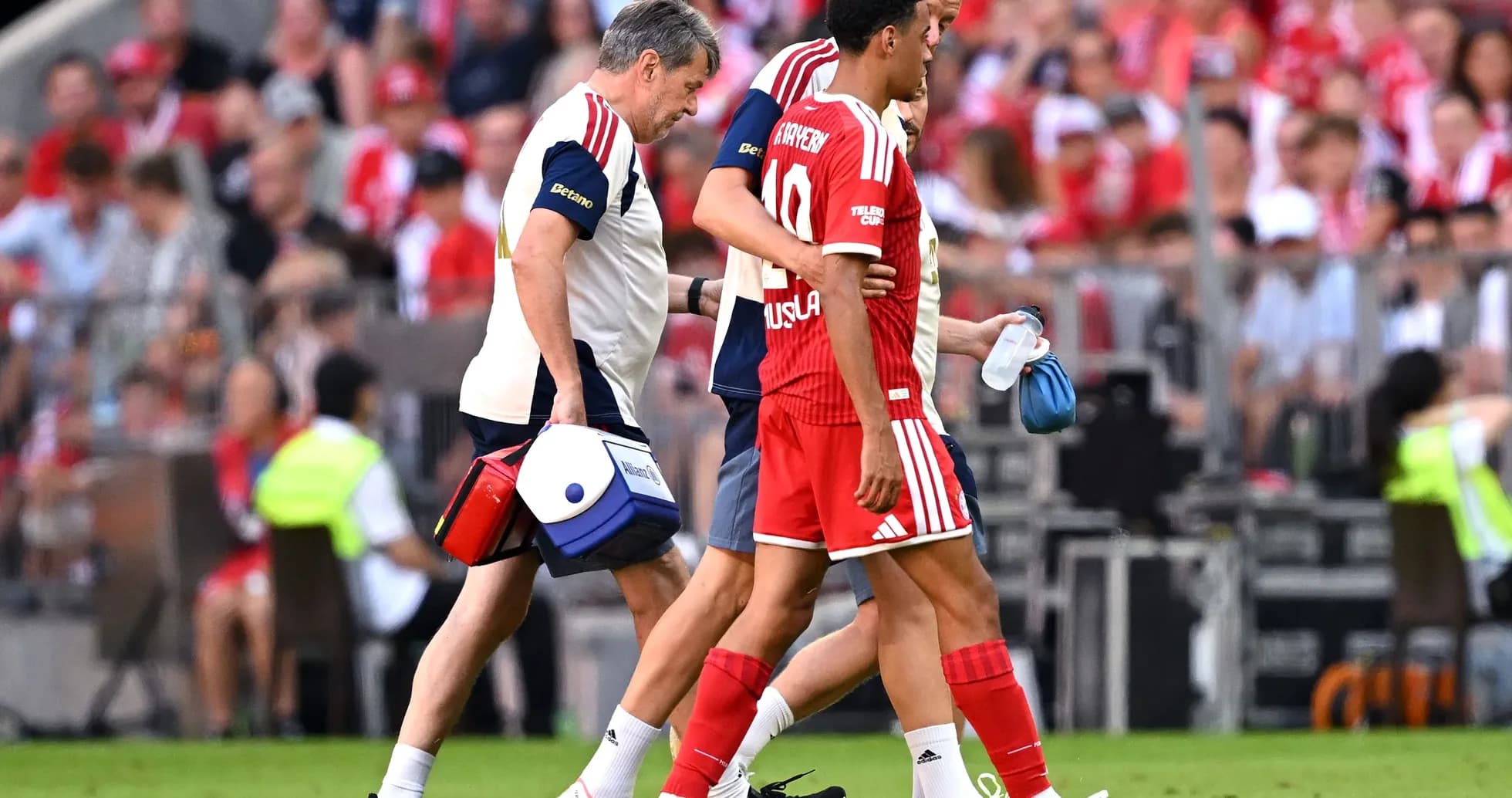 Jugador siendo asistido por el personal médico en el campo
