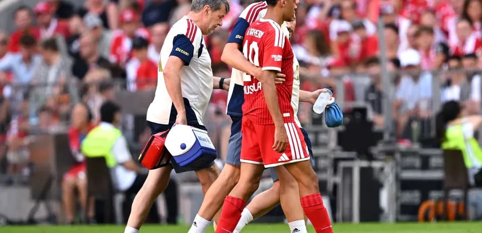 Jugador siendo asistido por el personal médico en el campo