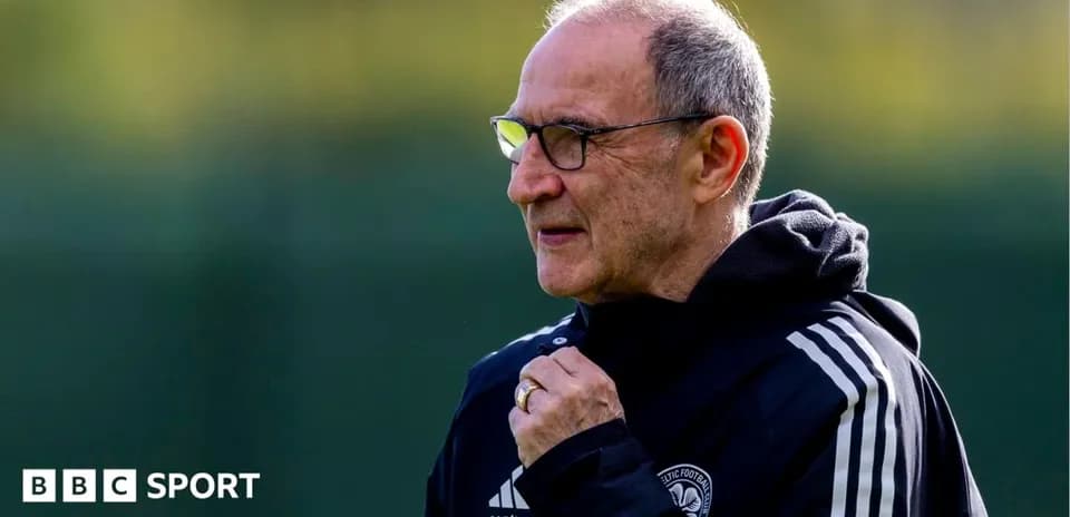 Entrenador observando durante la sesión de entrenamiento