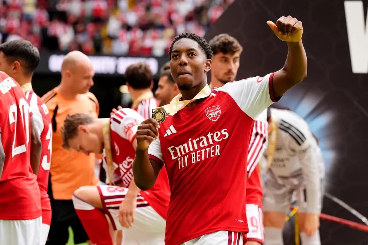 Jugador de Arsenal celebrando con medalla en mano