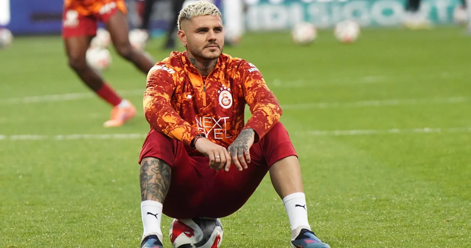 Jugador sentado en el campo durante el calentamiento