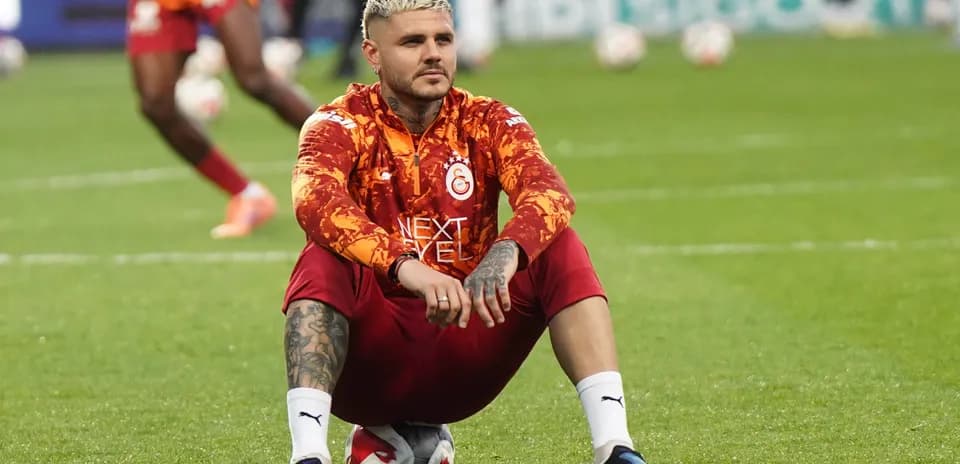 Jugador sentado en el campo durante el calentamiento