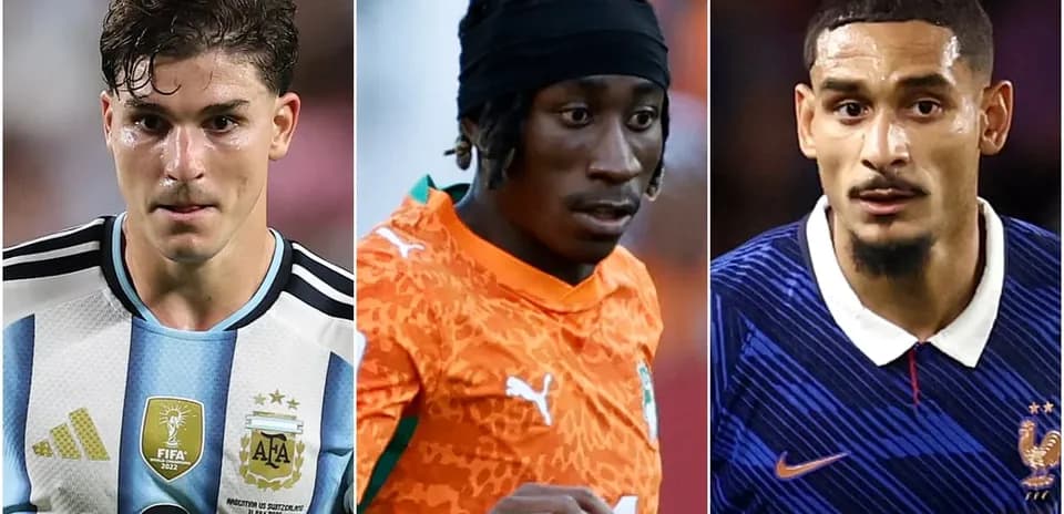 Tres jugadores en sus camisetas nacionales durante un partido