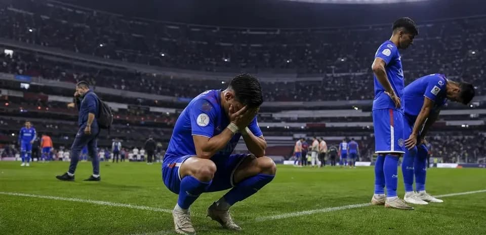 Jugadores de fútbol de pie en el campo después del partido