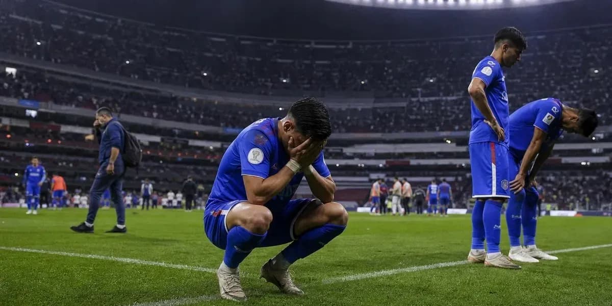 Jugadores de fútbol de pie en el campo después del partido