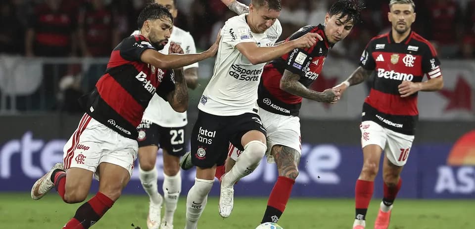 Jugadores compiten por el balón en el partido