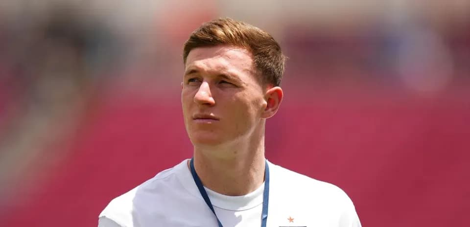 Jugador de Inglaterra observando el campo antes del partido
