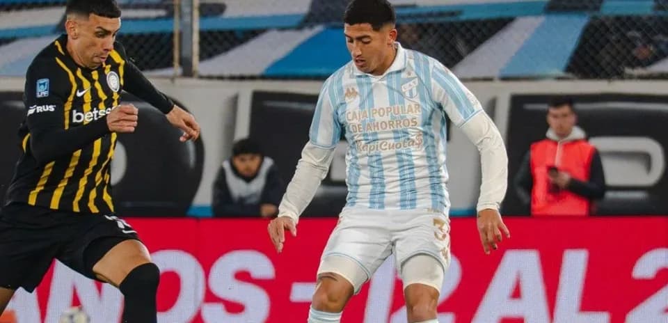 Jugadores de Racing Club y Atlético Tucumán en acción