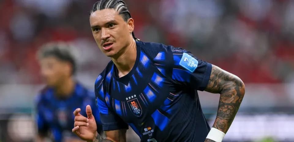 Jugador corriendo en partido de fútbol